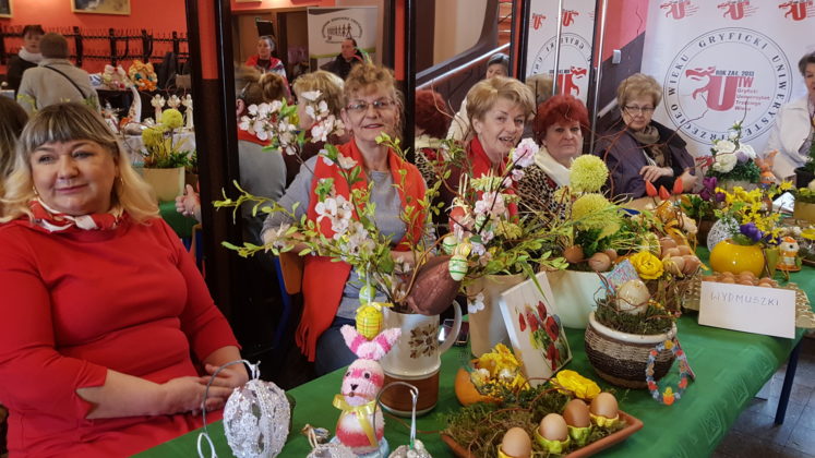 Kiermasz Wielkanocny w Gryfickim Domu Kultury, marzec 2018, kobiety sprzedają własnoręcznie robione ozdoby wielkanocne