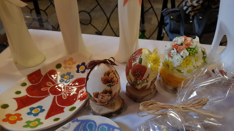 Kiermasz Wielkanoccny w Gryfickim Domu Kultury, marzec 2018, własnoręcznie robione ozdoby wielkanocne