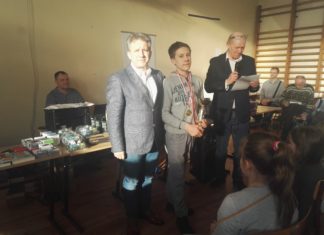 Połczyński Festiwal Szachowy, marzec 2018, uczestnik odbiera nagrodę