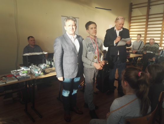 Połczyński Festiwal Szachowy, marzec 2018, uczestnik odbiera nagrodę
