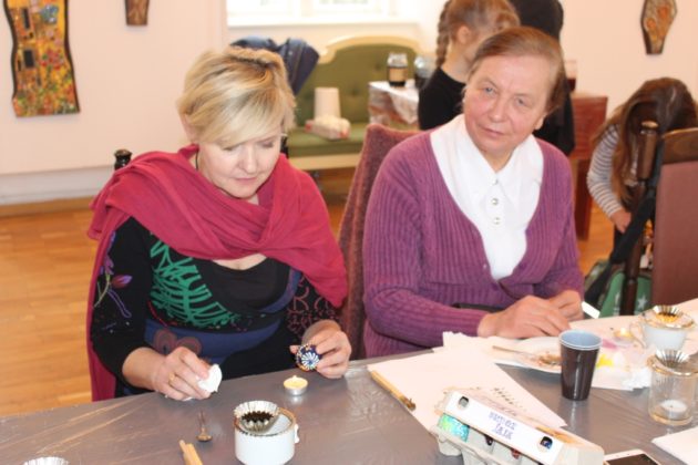 Warsztaty Pisankowe w Trzebiatowskim Ośrodku Kultury, marzec 2018, uczestnicy warsztatów uczą się zdobienia pisanek