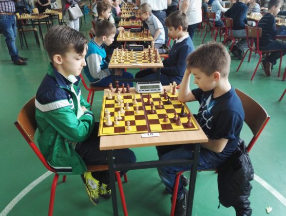 VII Turniej o Nagrodę Mądrej Sowy - Gryfice 2018, zawody szachowe dzieci w Gryficach na sali gimnastycznej SP3
