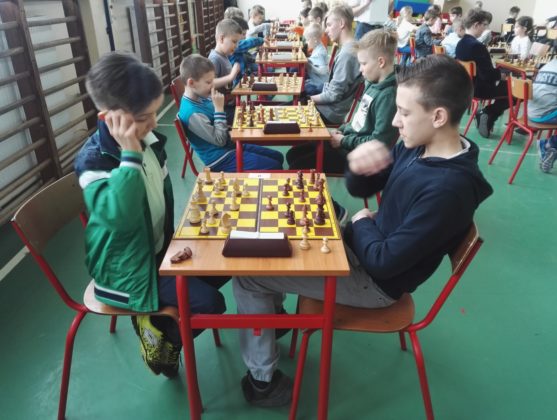 VII Turniej o Nagrodę Mądrej Sowy - Gryfice 2018, zawody szachowe dzieci w Gryficach na sali gimnastycznej SP3