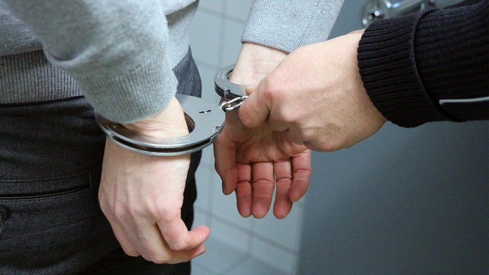 Dwaj trzebiatowscy włamywacze zostali zatrzymani i trafili do aresztu dzięki gryfickiemu policjantowi.