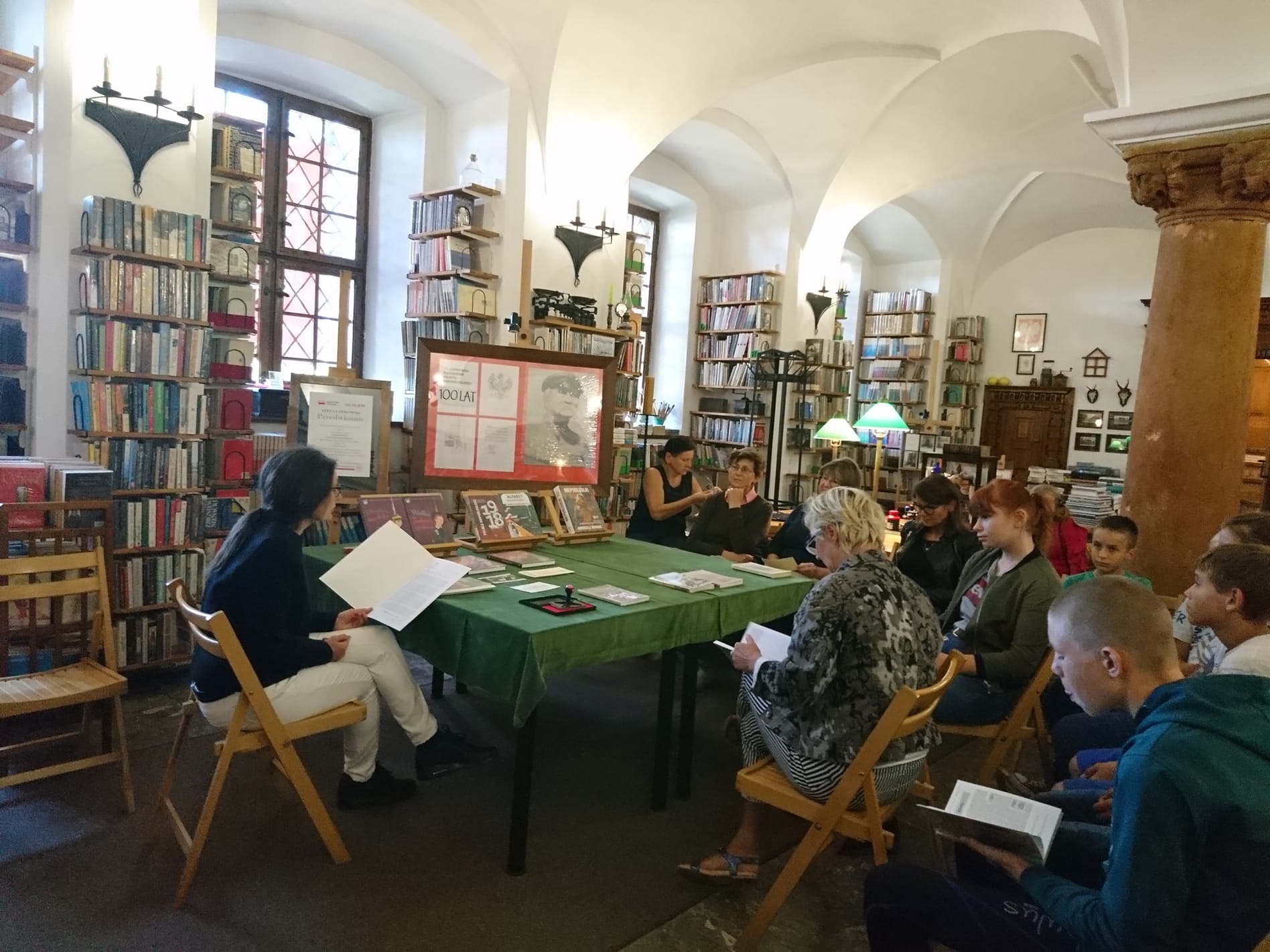 Również Płoty wzięły udział w tegorocznej akcji Narodowego Czytania. Spotkanie zorganizowała Biblioteka Publiczna. Fot. ZSP Płoty