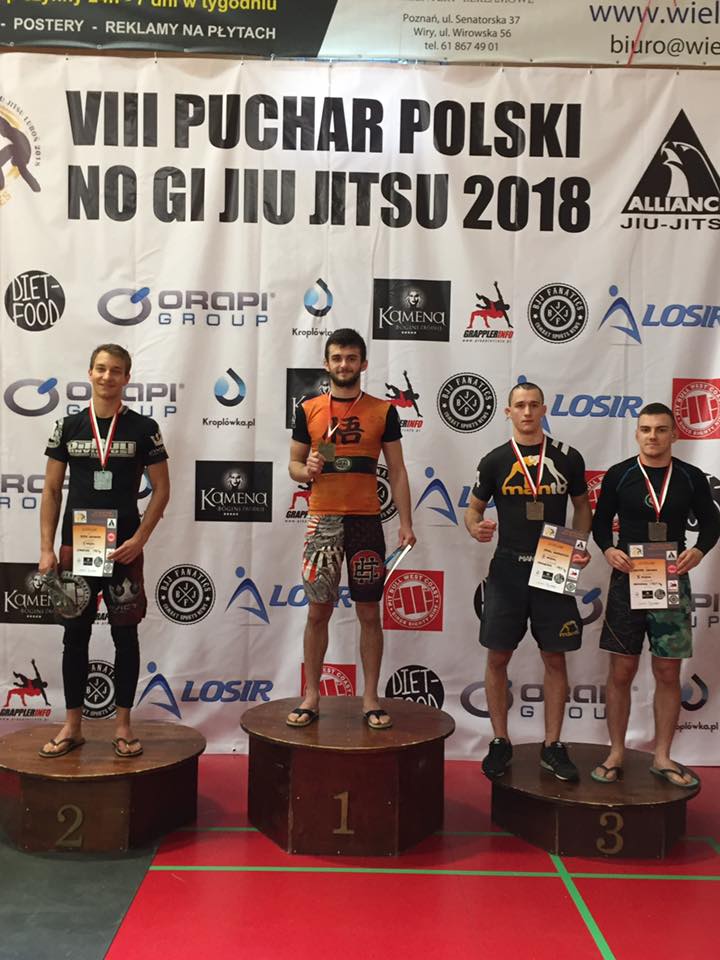Mateusz Binięda, zawodnik jiu-jitsu z Gryfic, zdobył złoty medal na ogólnopolskich zawodach.