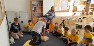 Uczniowie, nauczyciele i inni pracownicy Prywatnej Szkoły Językowej Top Link w Gryficach wzięli udział w akcji bicia rekordu w resuscytacji krążeniowo-oddechowej.