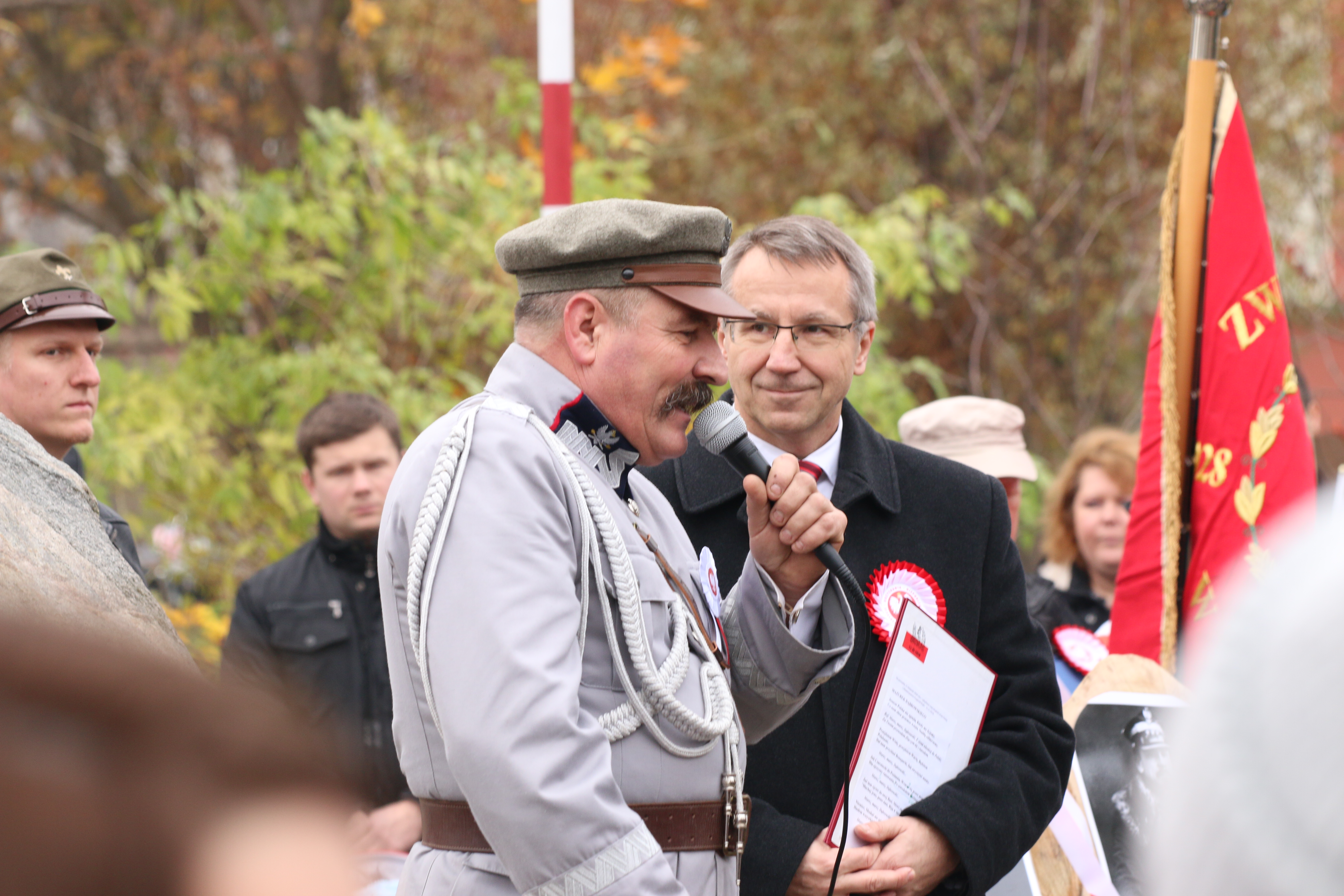 Grupa Rekonstrukcyjna Nałęcz z Trzebiatowa i pan Jerzy Nowak wcielający się w postać Józefa Piłsudskiego zadbali o uroczystą oprawę Święta Niepodległości.