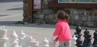 Miejska Biblioteka Publiczna i UKS Szach Gryfice zapraszają dzieci chętne do gry w szachy na zajęcia szachowe do biblioteki.