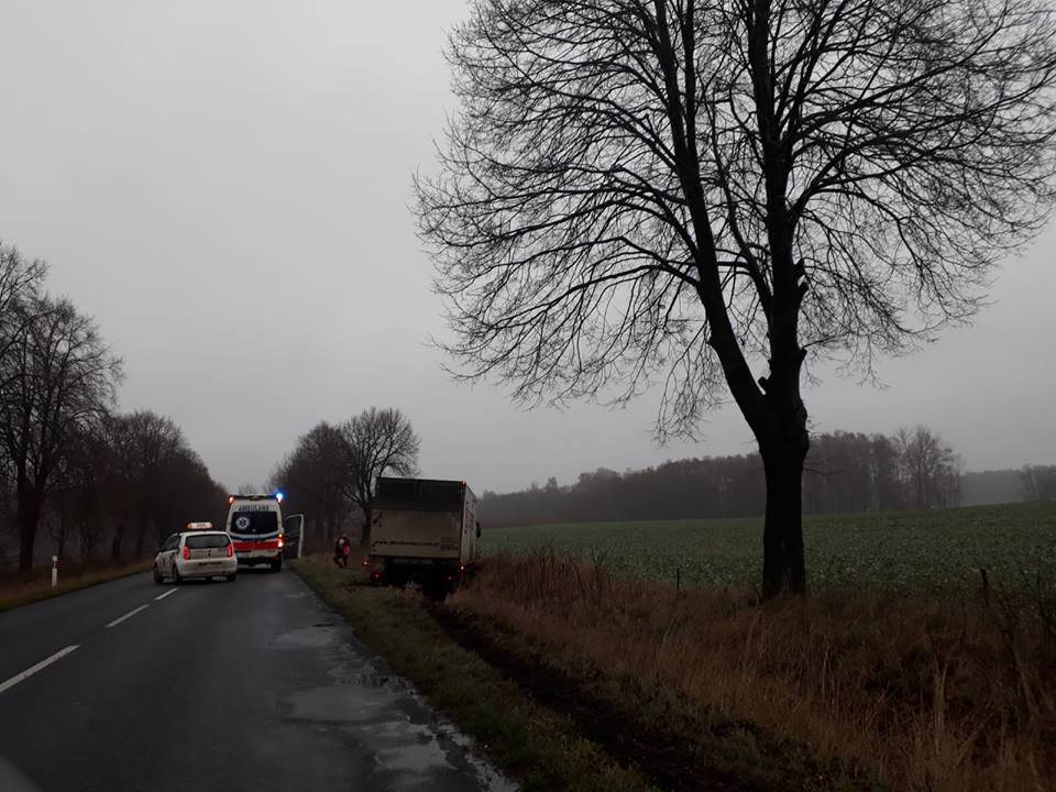 Na trasie Gryfice-Trzebiatów miał miejsce wypadek drogowy - auto wpadło do rowu.