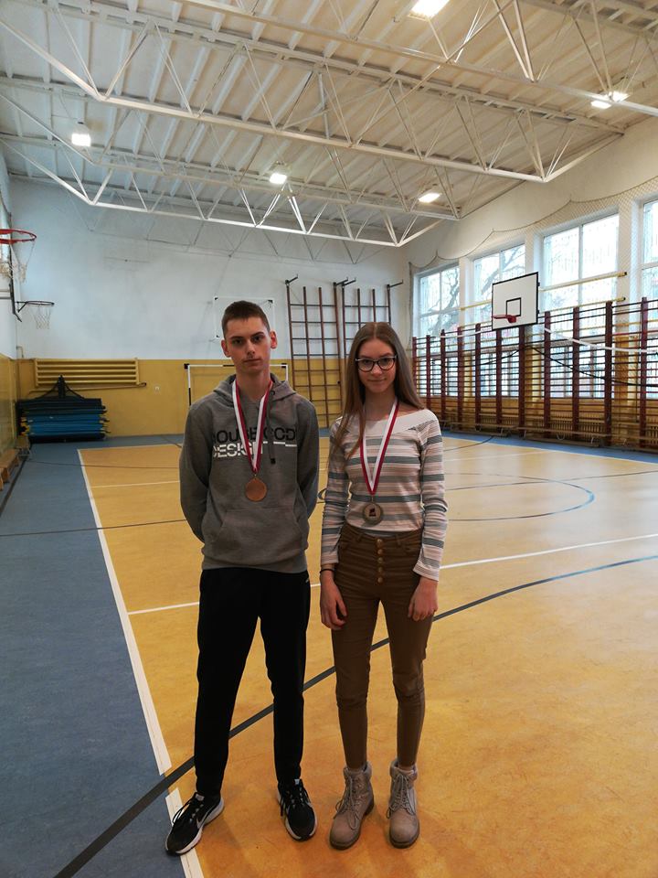 Martyna i Krzysztof zajęli miejsca na podium na Mistrzostwach Województwa w lekkoatletyce.  Fot. Klub Sportowy Chrobry Gryfice.