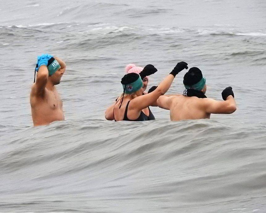 W Pogorzelicy co tydzień spotykają się zwolennicy lodowatych kąpieli. Fot. RSC Bałtyk Rewal