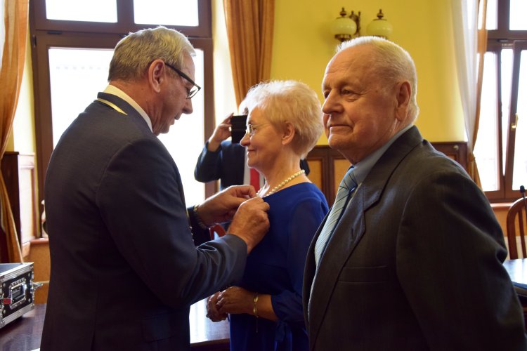 Państwo Zbytniewscy uhonorowani zostali medalem „Za długoletnie pożycie małżeńskie”