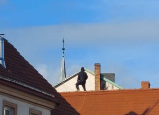 człowiek na dachu